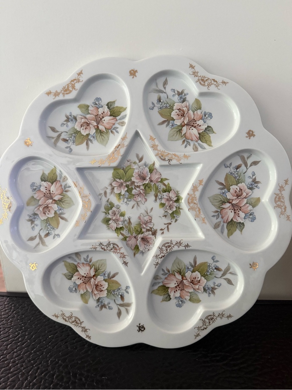 Nancy's Fancies Plate 113-2007 Floral Flowers 
With 6 Harts & 1 Star 14"